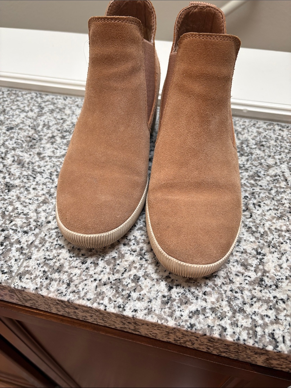 Sorel water resistant Women’s Slip-On Ankle Sneakers in Tan size 7